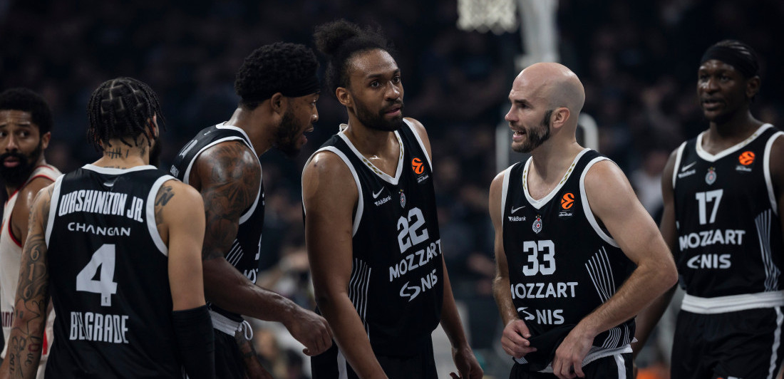 Nikada besniji navijači Partizana: Osuli su paljbu po igračima nakon istorijskog debakla