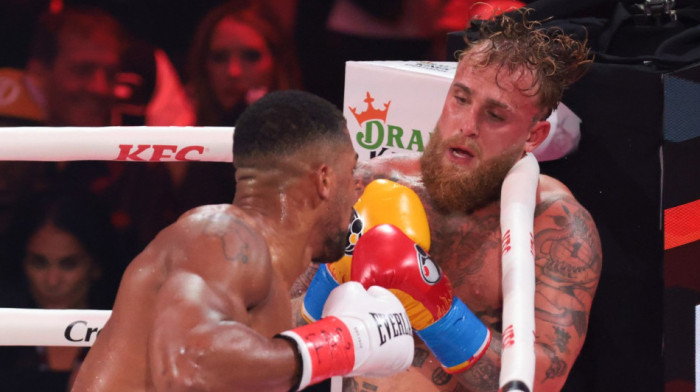 Džošua slomio vilicu Džejku Polu: Jutjuber morao u bolnicu nakon spektakla