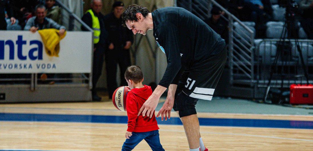 (VIDEO) Bobi ukrao šou u Zadru: Podigao dečaka da zakuca i oduševio navijače