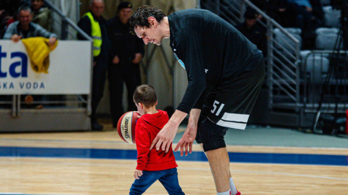 (VIDEO) Bobi ukrao šou u Zadru: Podigao dečaka da zakuca i oduševio navijače