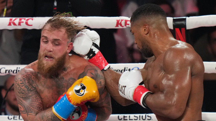 Slomljena vilica, ali puni džepovi: Pol poslao poruku posle nokauta od Džošue (FOTO)