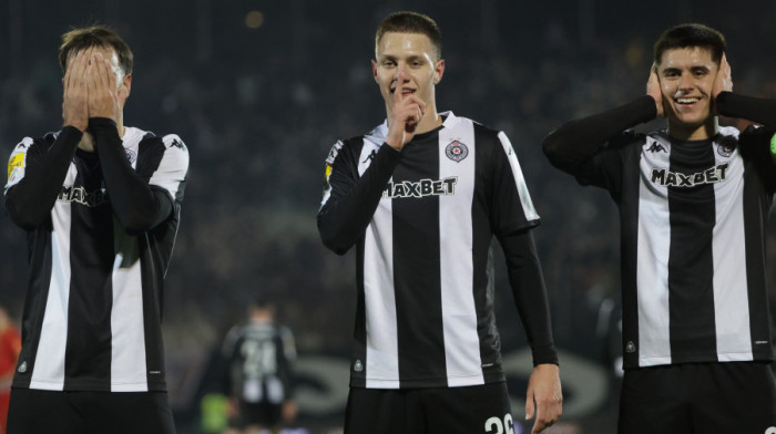 Ne odvajaju se ni kada je pauza - Trio Partizana zajedno na odmoru