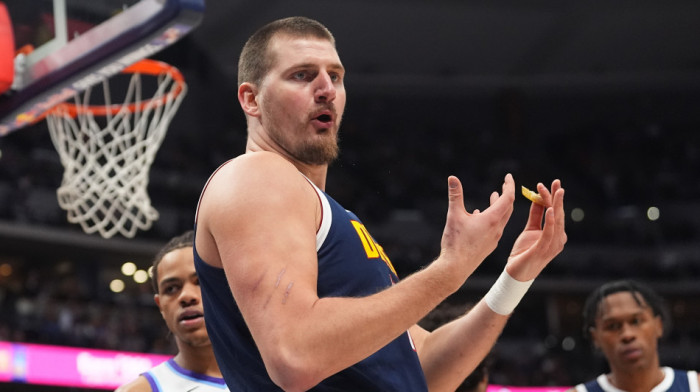 Jokić dominira na terenu, a pomaže i treneru: Adelman otkrio o čemu su pričali tokom tajm-auta