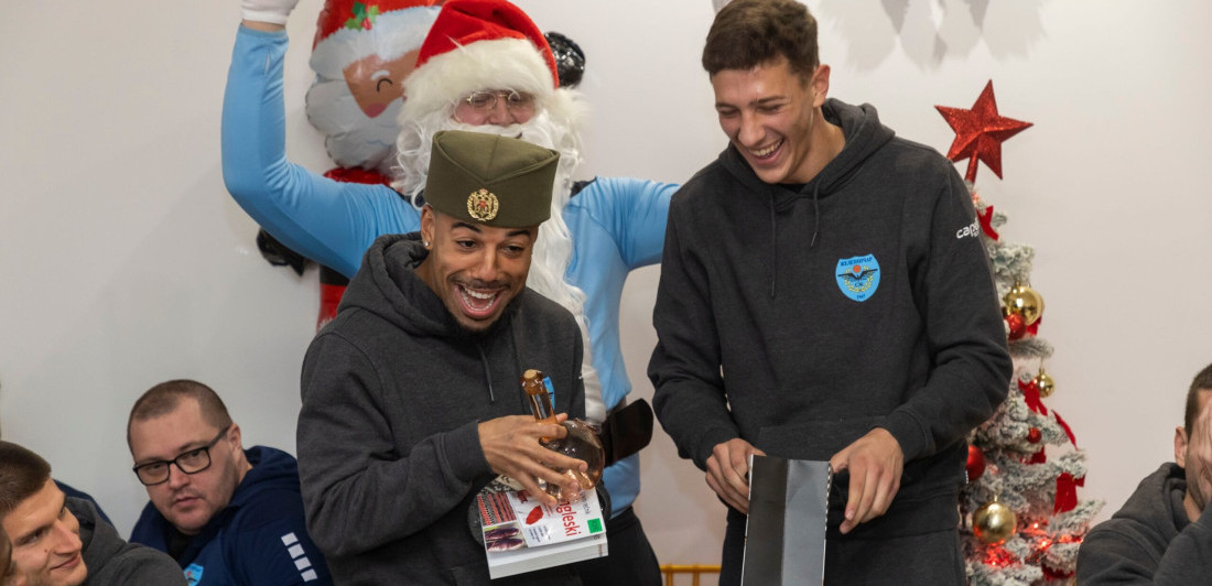 Željin tajni Deda Mraz: Stranac dobio šajkaču i rakiju, pa podigao tri prsta (FOTO/VIDEO)