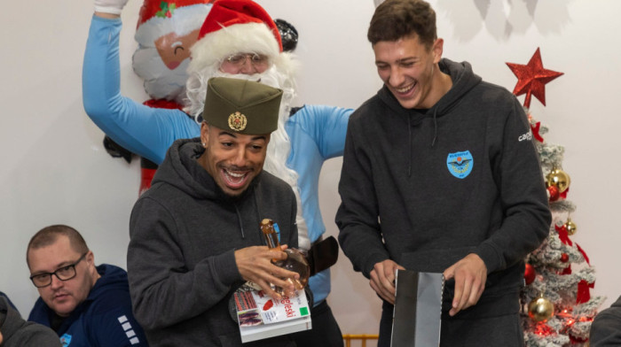 Željin tajni Deda Mraz: Stranac dobio šajkaču i rakiju, pa podigao tri prsta (FOTO/VIDEO)