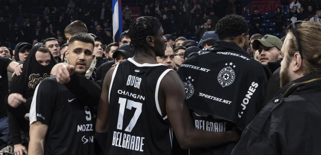 Sve je crnje! Tajrik Džons se zaleteo u masu da se obračuna sa navijačima! (VIDEO)