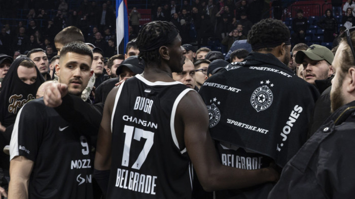 Sve je crnje! Svađa Tajrika Džonsa sa navijačima Partizana posle novog debakla! (VIDEO)