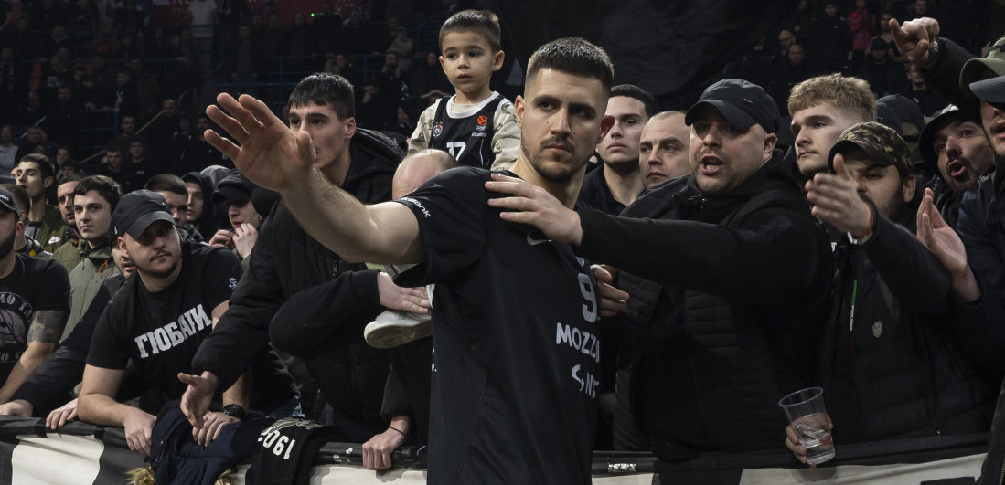 Nastao haos posle bruke Partizana: Navijači gađali košarkaše upaljačima i flašama, Marinković najgore prošao