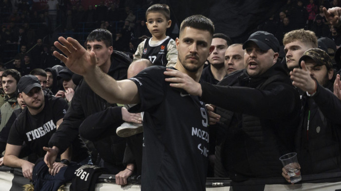 Nastao haos posle bruke Partizana: Navijači gađali košarkaše upaljačima i flašama, Marinković najgore prošao