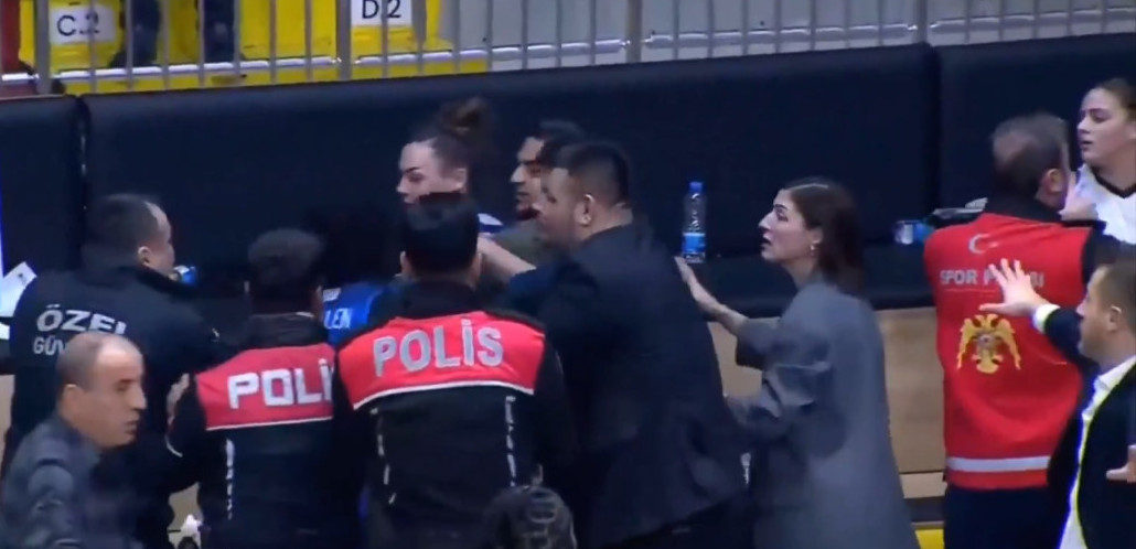 Makljaža košarkašica - Policija uletela na teren, jedna igračica završila u bolnici (VIDEO)