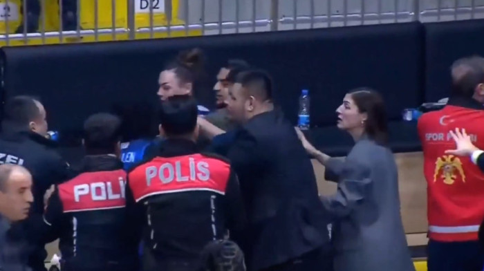 Makljaža košarkašica - Policija uletela na teren, jedna igračica završila u bolnici (VIDEO)