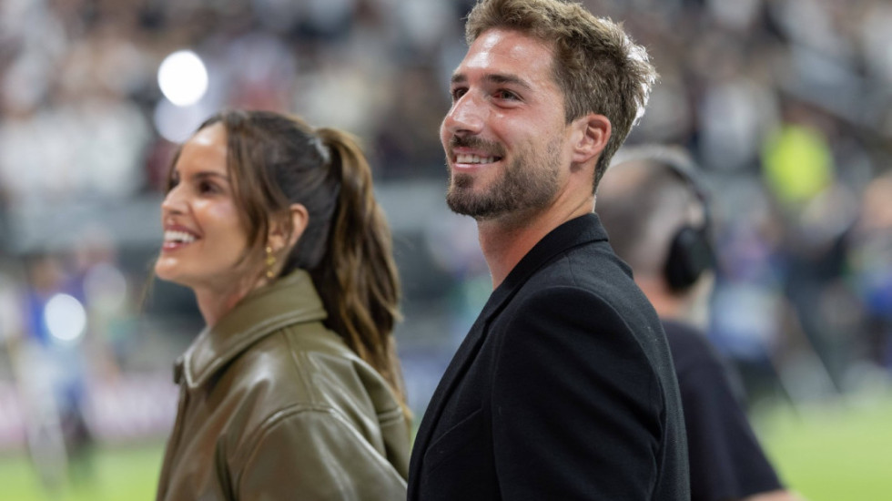 Akrobacija na plaži - Golman i manekenka ispoštovali "golišavu" Božićnu tradiciju (VIDEO)