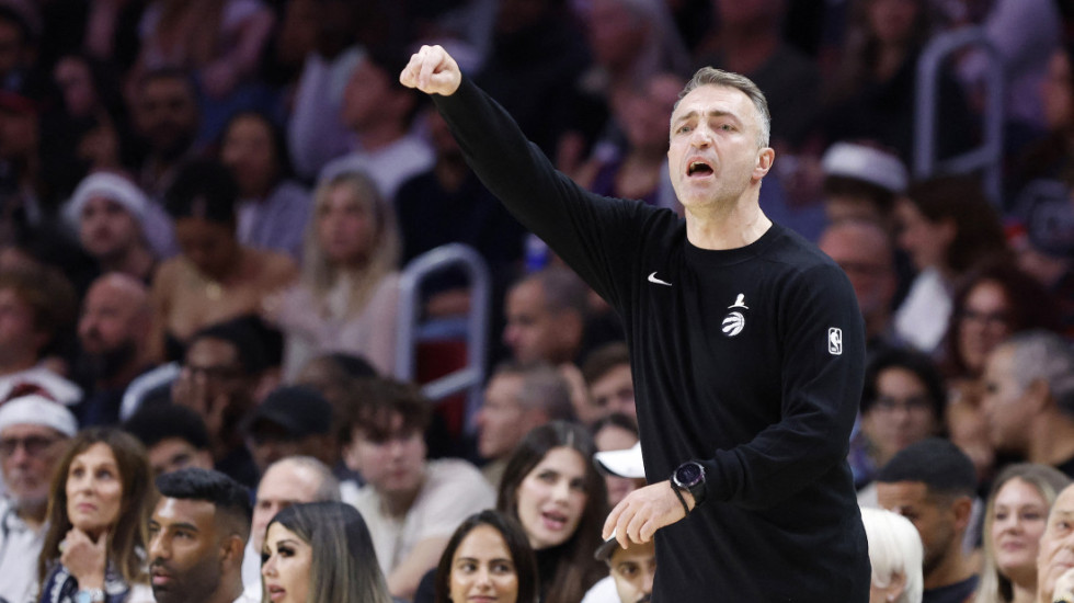 Rajaković došao pred novinare sa zastavom Srbije, pa sve nasmejao (VIDEO)