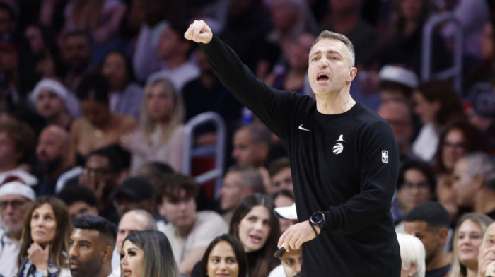 Rajaković došao pred novinare sa zastavom Srbije, pa sve nasmejao (VIDEO)