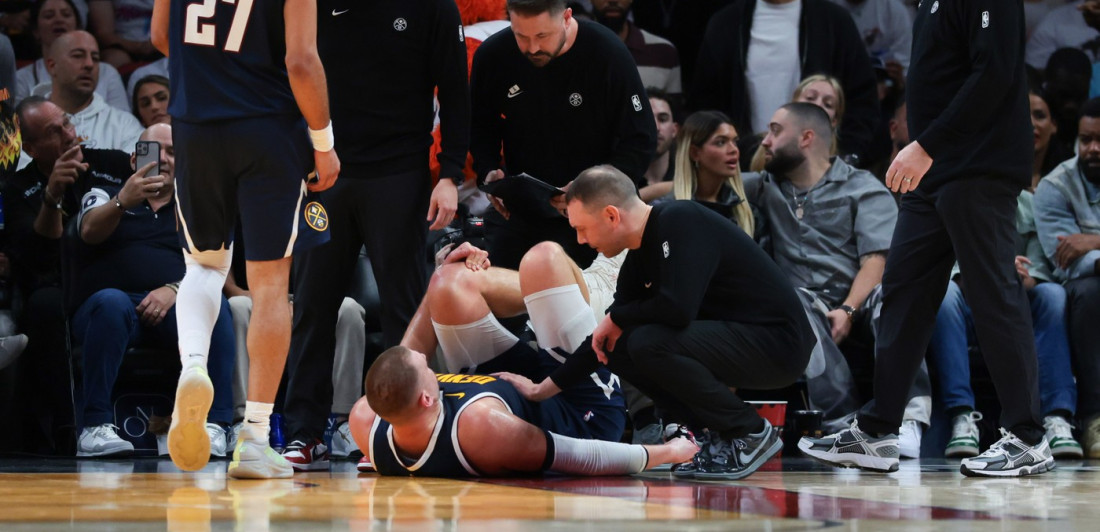 Užasna scena - Pogledajte kako je saigrač povredio Nikolu Jokića (VIDEO)