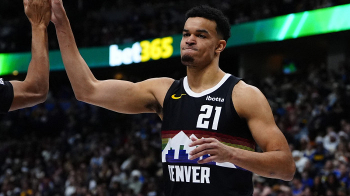 Šta je s ovim čovekom - Smeje se, a povredio Nikolu (VIDEO)