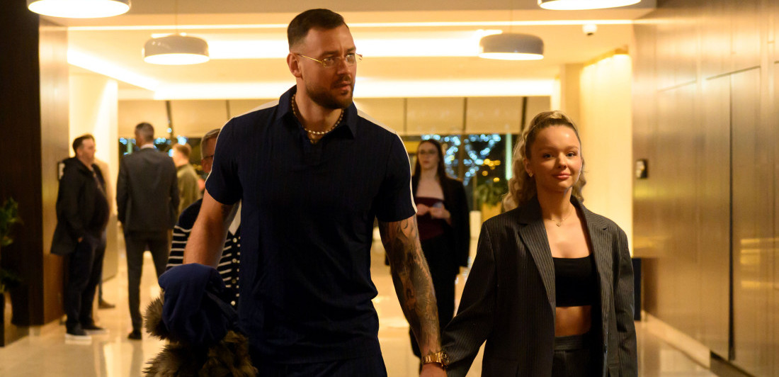 Brutalna plavuša zapalila mreže: Sevaju noge i stomak devojke košarkaša Zvezde (FOTO)