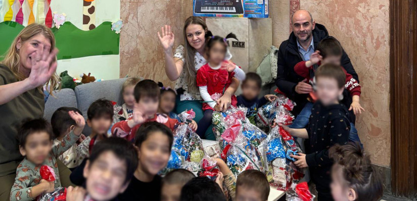 Divan gest Čukaričkog: Brđani obradovali decu u Zvečanskoj novogodišnjim poklonima