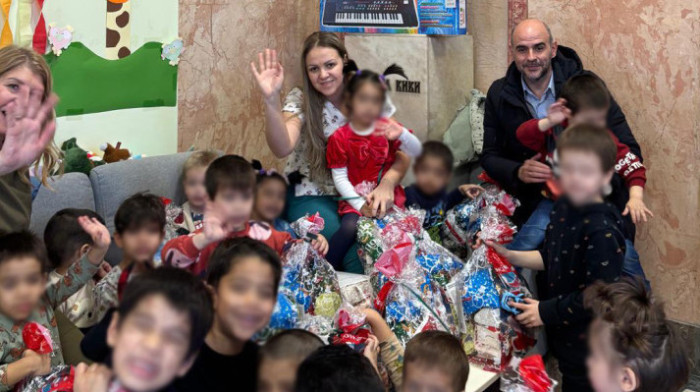 Divan gest Čukaričkog: Brđani obradovali decu u Zvečanskoj novogodišnjim poklonima