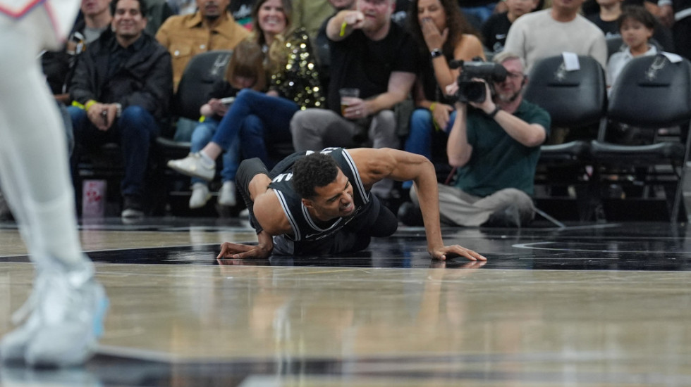 Šta se ovo dešava u Americi? Vembanjama se povredio kao Jokić (VIDEO)