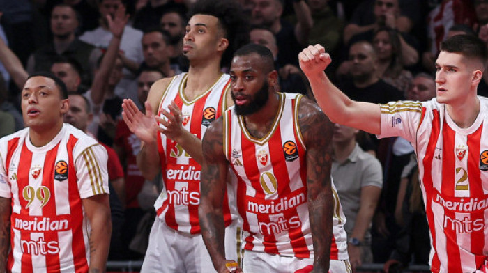 Šok na mrežama: Kamere uhvatile Zvezdinog pleja kako puši u noćnom klubu (FOTO)