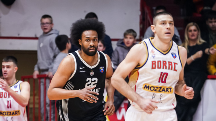 Partizan vodi u Čačku: Kalates "rešeta" sa svih strana, Parker ponovo užasan