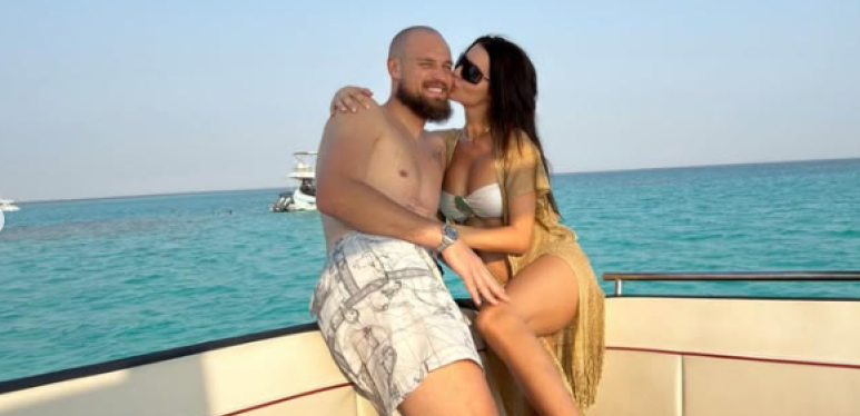 Grudi kipe, zadnjica seva... Ana Rajković objavila fotke koje su srušile internet