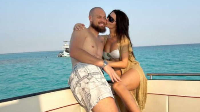 Grudi kipe, zadnjica seva... Ana Rajković objavila fotke koje su srušile internet