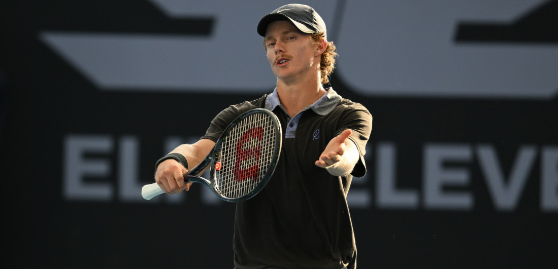 Urnebesna scena na terenu - Popeo se na stolicu kako bi se pozdravio sa rivalom (VIDEO)