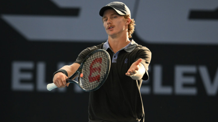 Urnebesna scena na terenu - Popeo se na stolicu kako bi se pozdravio sa rivalom (VIDEO)