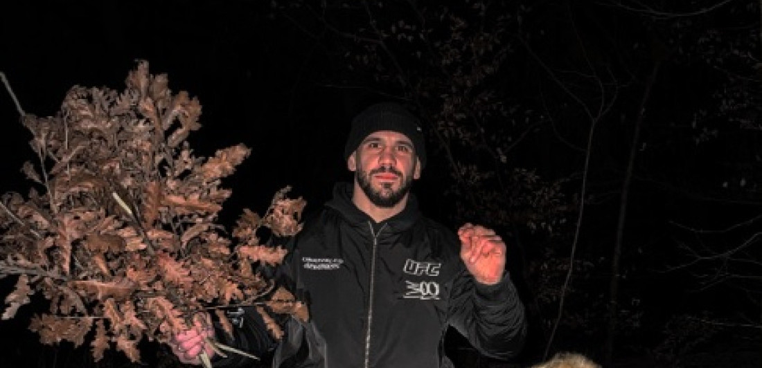 Sa sinom u šumu po badnjak: Najbolji srpski MMA borac poštuje tradiciju za Badnji dan (FOTO)
