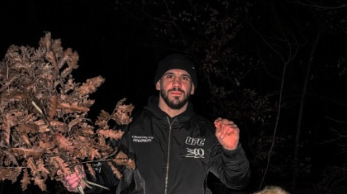 Sa sinom u šumu po badnjak: Najbolji srpski MMA borac poštuje tradiciju za Badnji dan (FOTO)