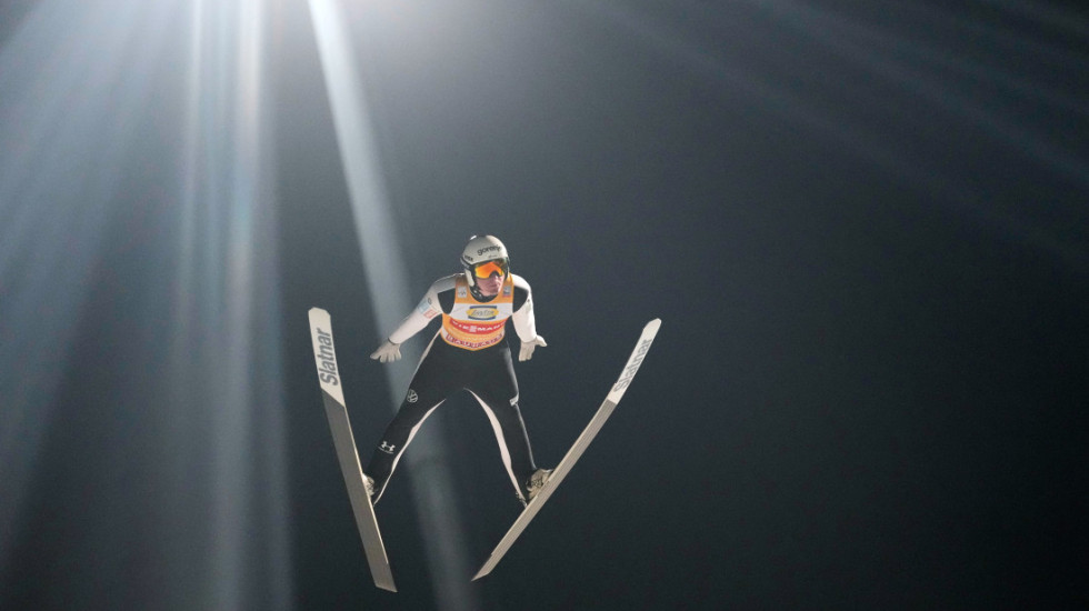 Prevcu "Četiri skakaonice"! Slovenac ušao u istoriju ski skokova