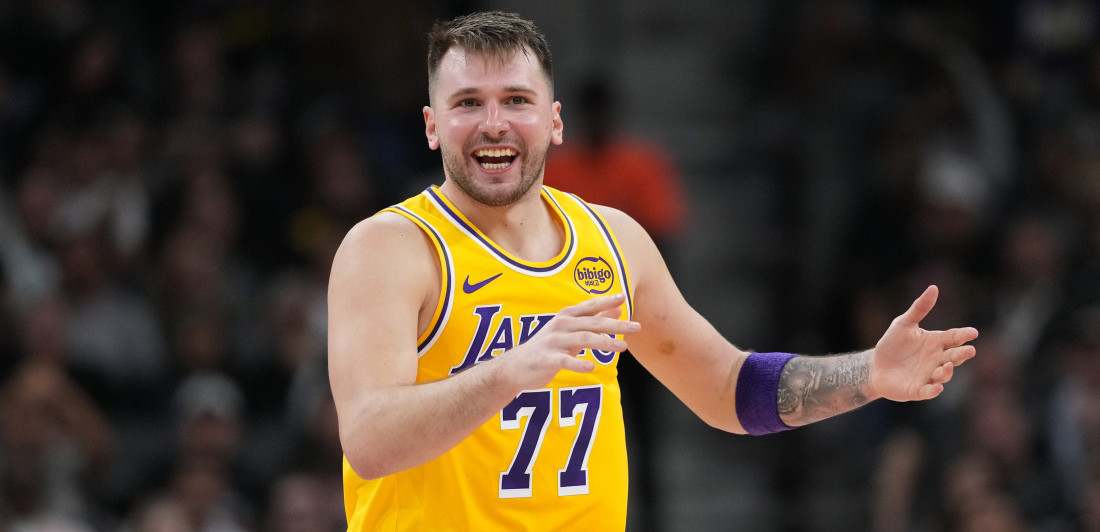 Hit snimak iz Los Anđelesa: Dončić učio srpski saigrače iz Lejkersa (VIDEO)