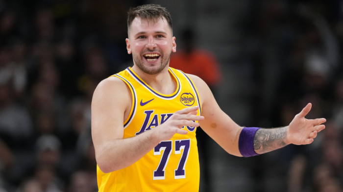 Hit snimak iz Los Anđelesa: Dončić učio srpski saigrače iz Lejkersa (VIDEO)