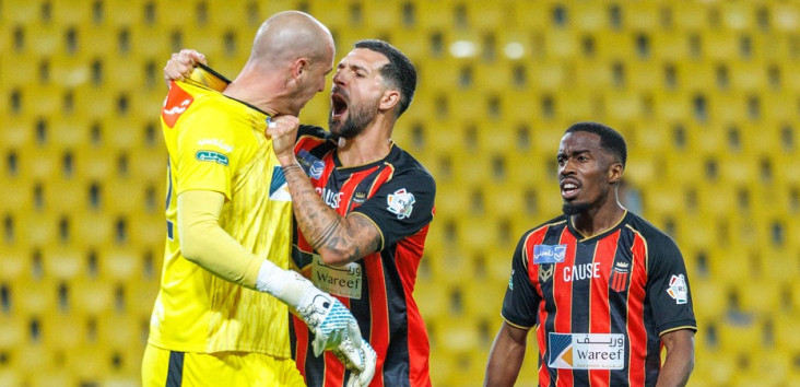 Borjan napravio haos na terenu - Saigrača gurnuo glavom, drugog udario pesnicom (VIDEO)