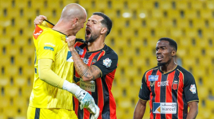 Borjan napravio haos na terenu - Saigrača gurnuo glavom, drugog udario pesnicom (VIDEO)