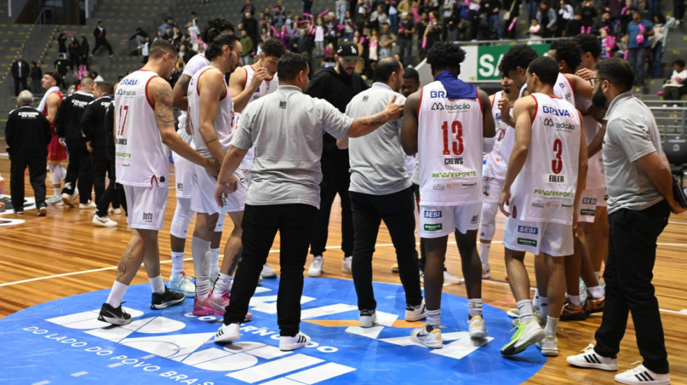 Jezive scene u Brazilu: Sudija pretučen, navijač ga brutalnim zahvatom oborio na parket (VIDEO)
