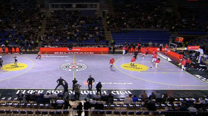 Gde su navijači? Sablasne scene, poluprazan "Pionir" na utakmici Partizana i Olimpijakosa (FOTO)
