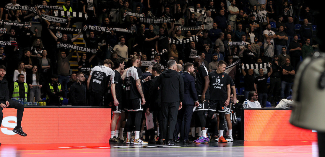 Haos u "Pioniru": Košarkaš Partizana besan otišao u svlačionicu usred meča – evo šta se desilo (VIDEO)