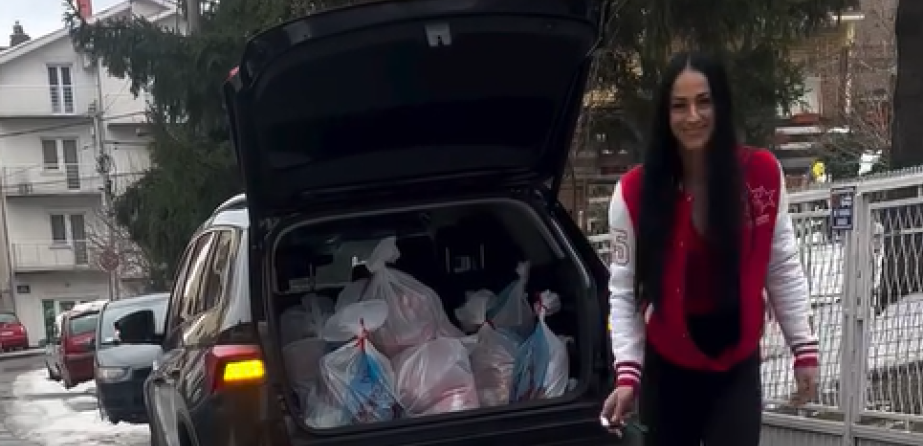 Gest srpske reprezentativke za divljenje: Sara obišla najugroženije i podelila deci paketiće (VIDEO)