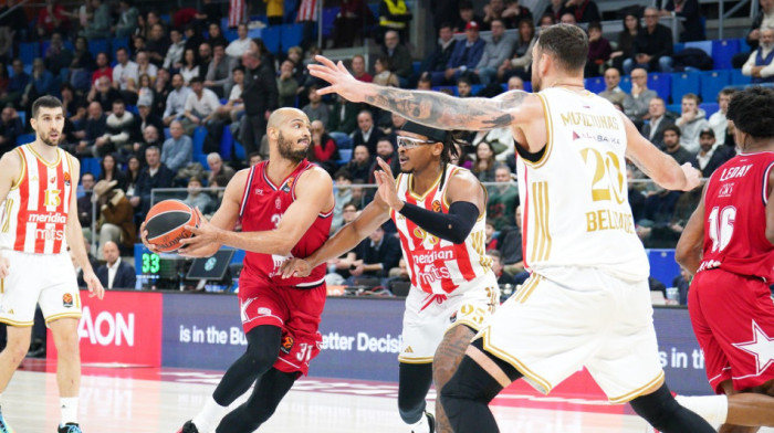 Sve pršti u Milanu: Pravi plej-of meč, Zvezda loše otvorila drugi period