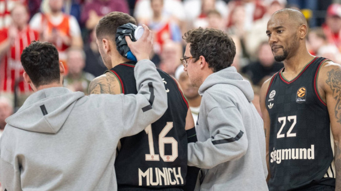 Jeziva scena u Minhenu: Jović zakucao glavom o parket, hala ostala šoku (VIDEO)