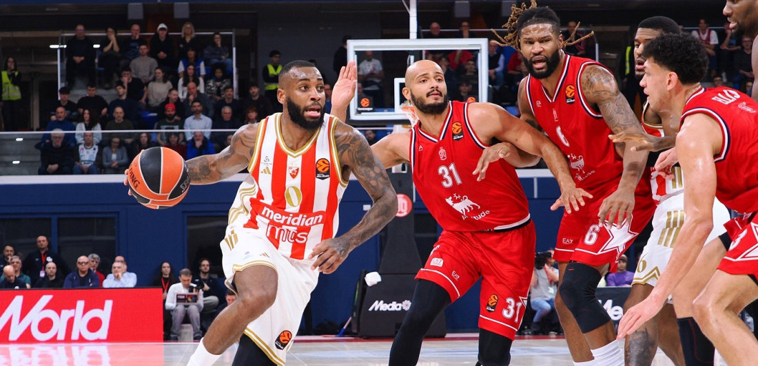 Nedopustivo: Miler-Mekintajer stao da vezuje pertle nasred parketa u toku napada Armanija (VIDEO)