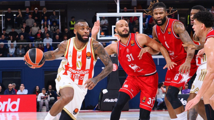 Nedopustivo: Miler-Mekintajer stao da vezuje pertle nasred parketa u toku napada Armanija (VIDEO)