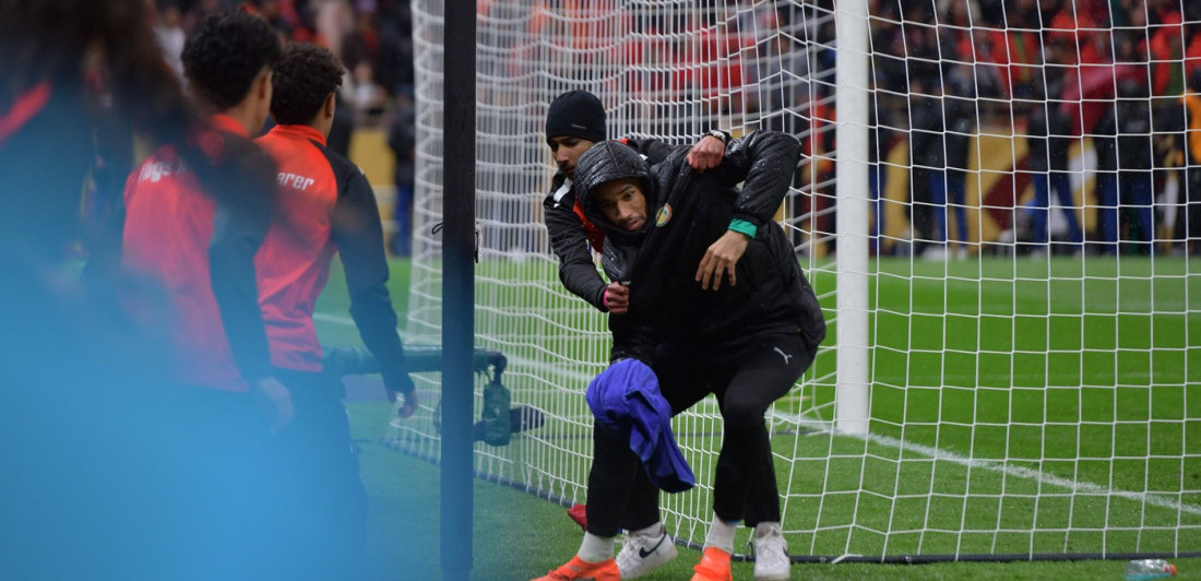 Skandal nad skandalima: Golmana Senegala napali, vukli ga po terenu, on se kao lav borio za peškir