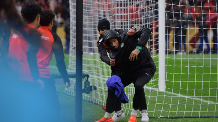 Skandal nad skandalima: Golmana Senegala napali, vukli ga po terenu, on se kao lav borio za peškir