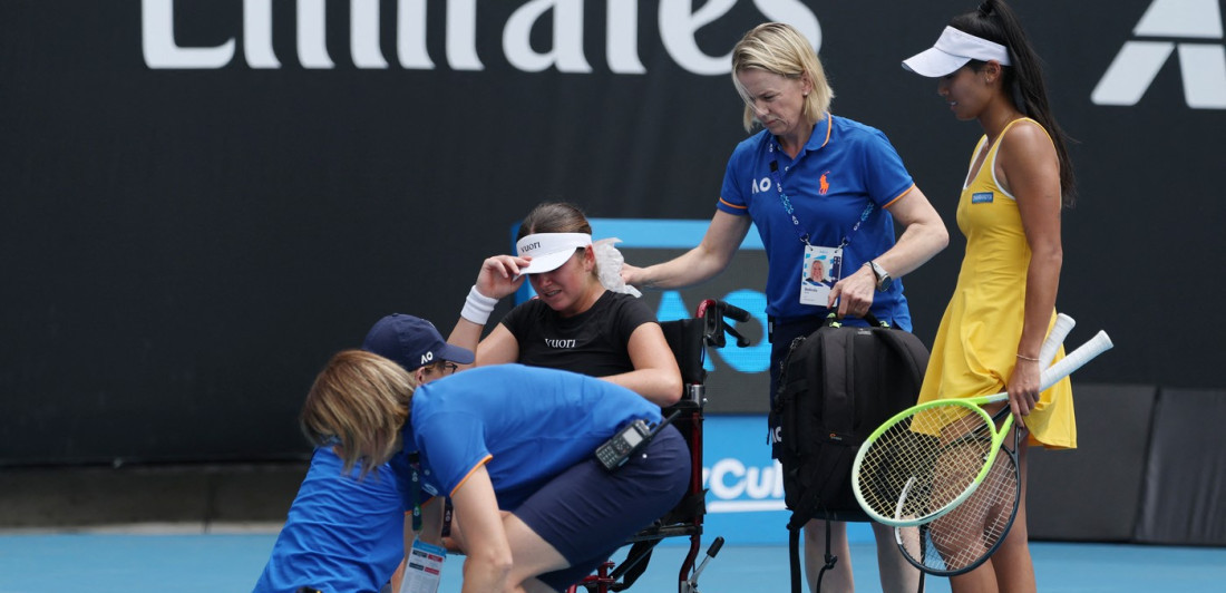 Drama u Melburnu: Šok prizor, teniserku izneli sa terena, nije mogla da stoji na nogama (VIDEO)