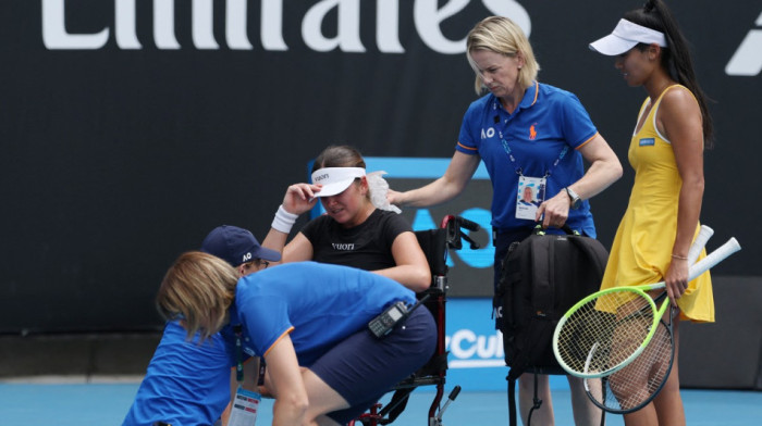 Drama u Melburnu: Šok prizor, teniserku izneli sa terena, nije mogla da stoji na nogama (VIDEO)