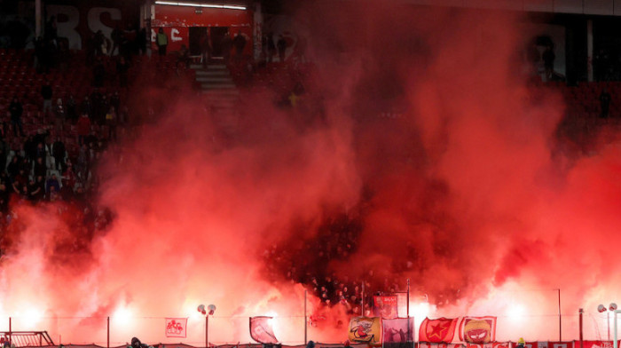 Hrvati teško povredili navijače Crvene zvezde: Jezivi snimci zasede u Tuzli (VIDEO)